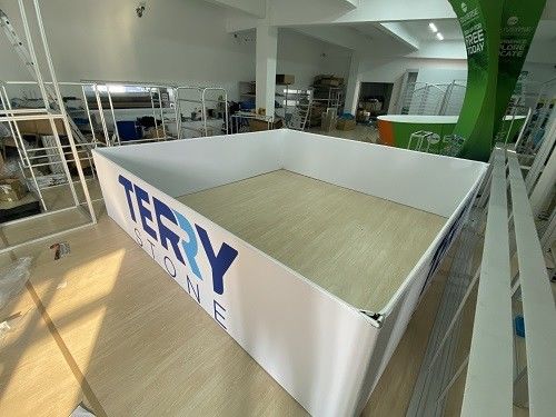 Le salon commercial accrochant aérien de plafond carré signe le présentoir incurvé de tissu