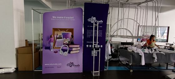la cabine droite de salon commercial de la publicité de bannière de contexte de courbe de 10ft tirent vers le haut des bannières