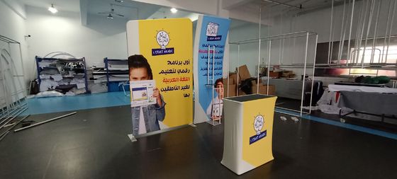 la cabine droite de salon commercial de la publicité de bannière de contexte de courbe de 10ft tirent vers le haut des bannières