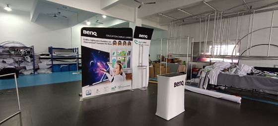 la cabine droite de salon commercial de la publicité de bannière de contexte de courbe de 10ft tirent vers le haut des bannières